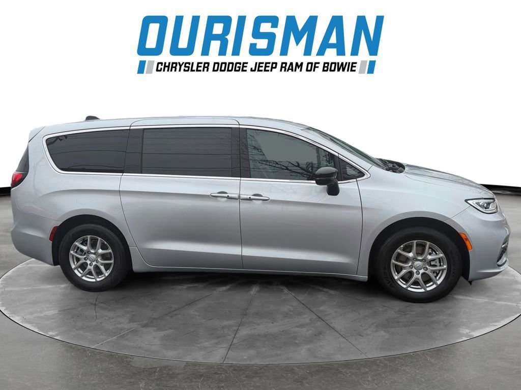 Used 2026 Chrysler Pacifica Select image 7