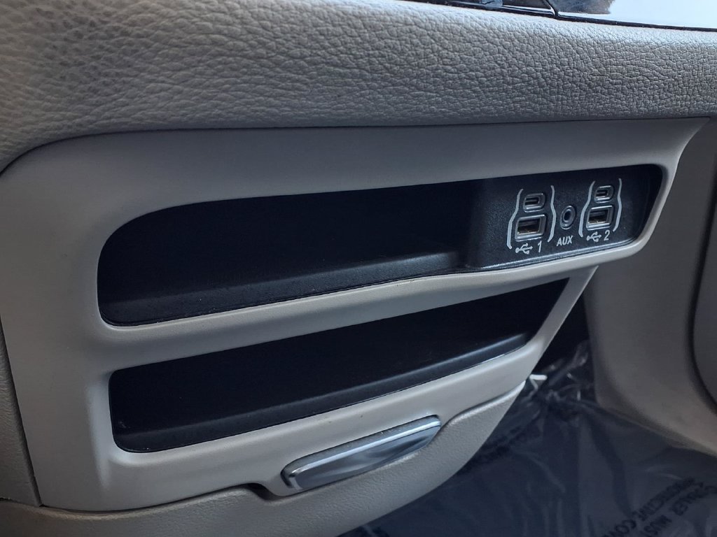 Used 2024 Chrysler Pacifica Limited FWD image 11