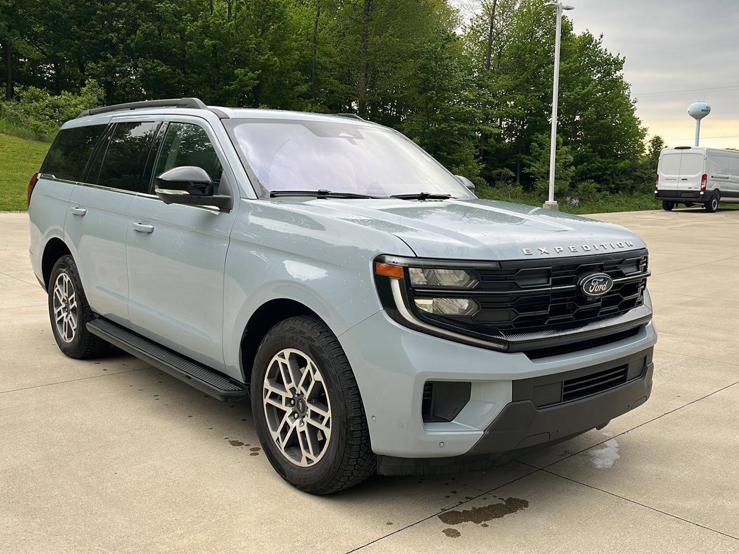 Used 2025 Ford Expedition Active AWD/4WD image 3