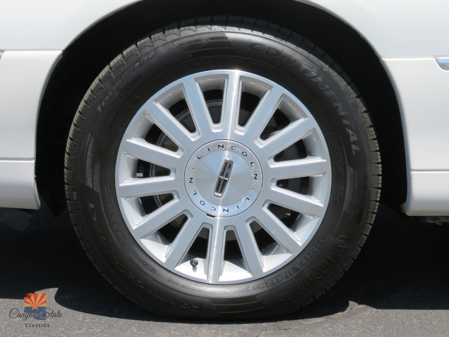 Used 2003 Lincoln Town Car Executive image 17