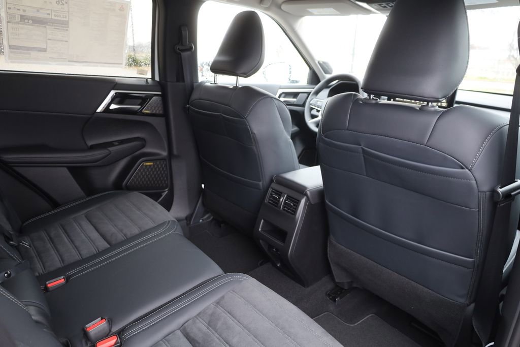 New 2025 Mitsubishi Outlander SE image 19