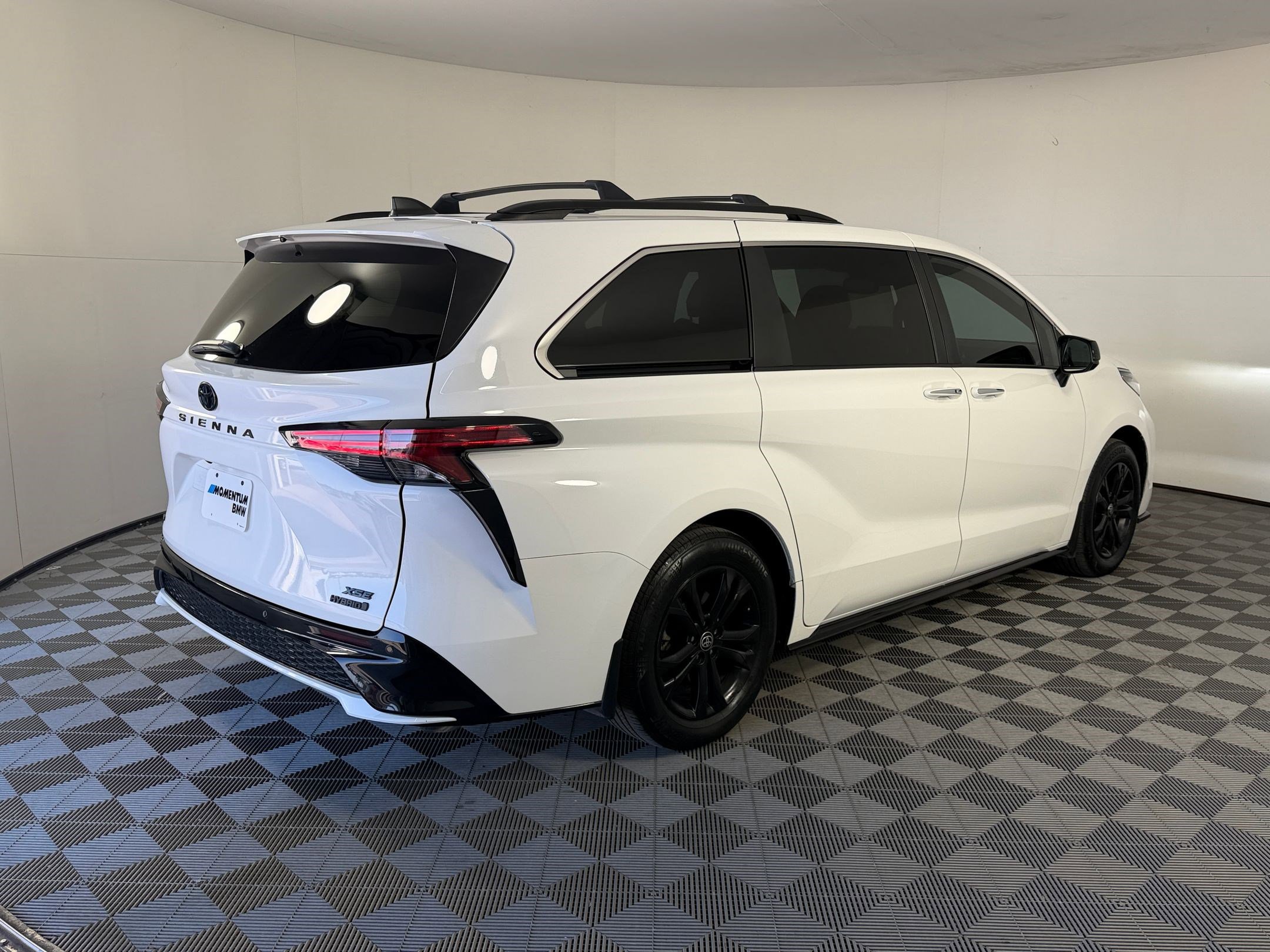 Used 2023 Toyota Sienna XSE AWD/4WD image 9