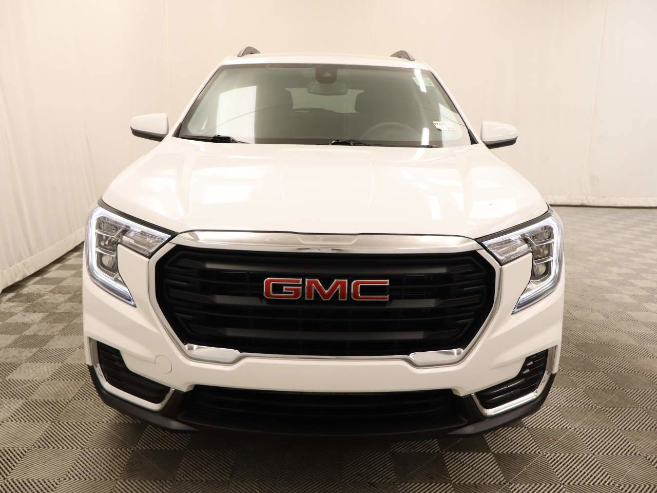 Used 2023 GMC Terrain SLE w/ Driver Convenience Package image 4