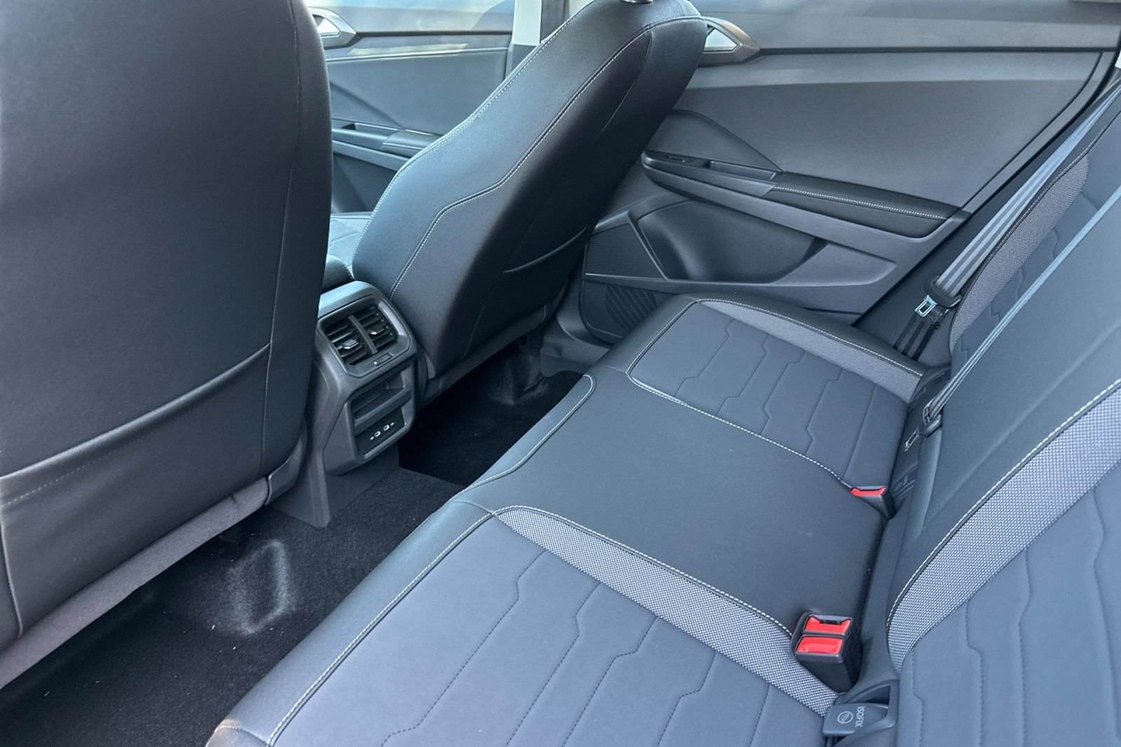 New 2026 Volkswagen Taos SE FWD image 12