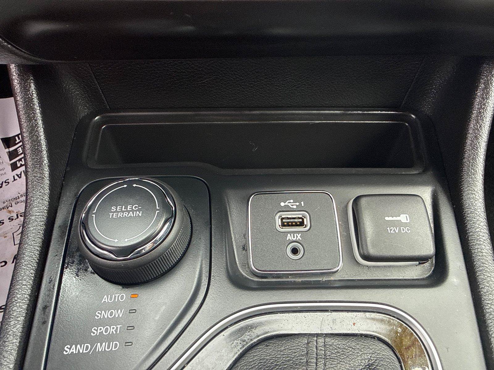 Used 2021 Jeep Cherokee Latitude Plus AWD/4WD image 21