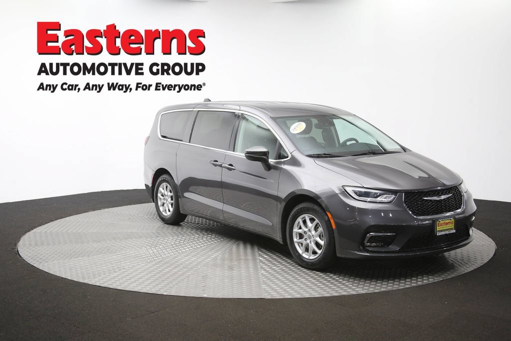 Used 2023 Chrysler Pacifica Touring-L FWD image 50