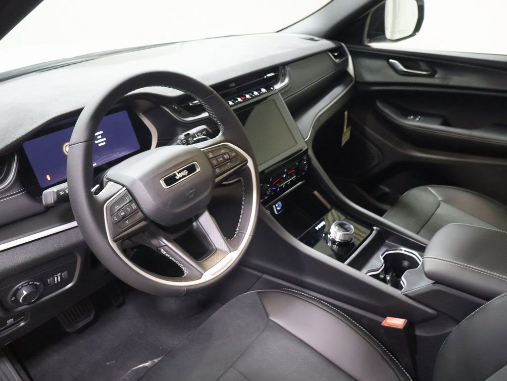 New 2025 Jeep Grand Cherokee Altitude image 22