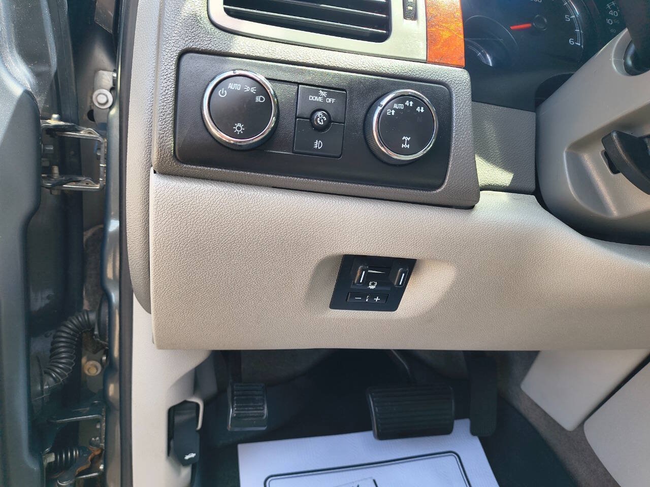 Used 2011 Chevrolet Avalanche LTZ AWD/4WD image 20