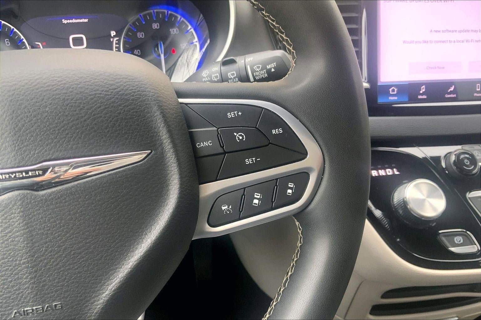 Used 2024 Chrysler Pacifica Touring-L image 19