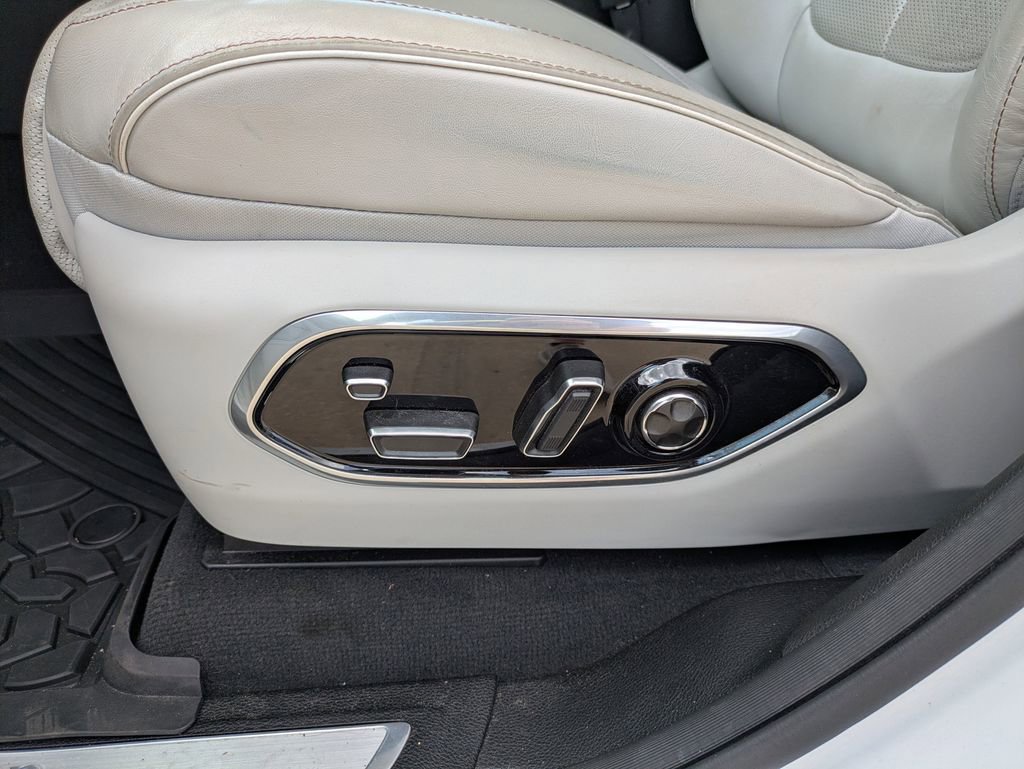 Used 2023 Jeep Grand Cherokee Overland w/ Adv Protech Group III RWD image 8