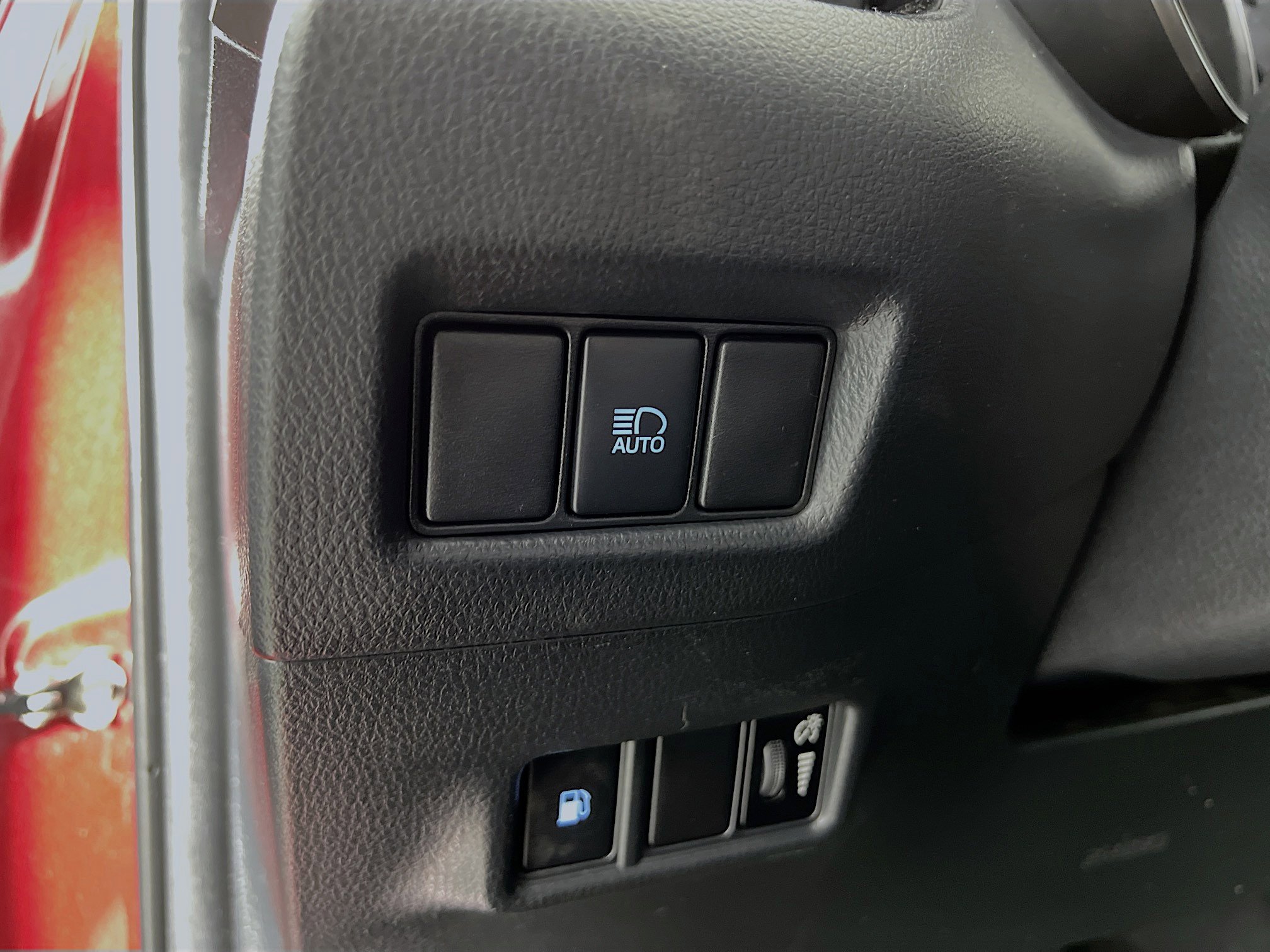 Used 2019 Toyota C-HR XLE FWD image 10