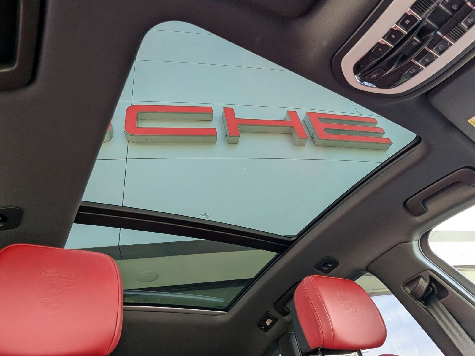 Certified 2025 Porsche Macan image 26