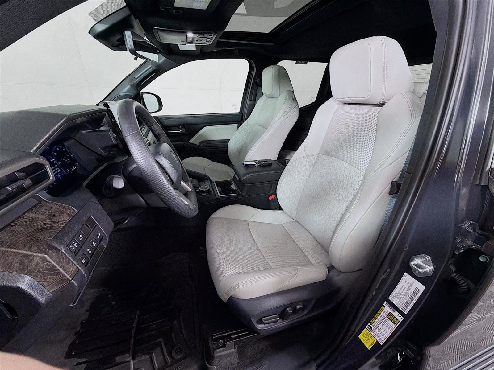 Used 2024 Toyota Tacoma Limited w/ Limited Package (LT) image 11