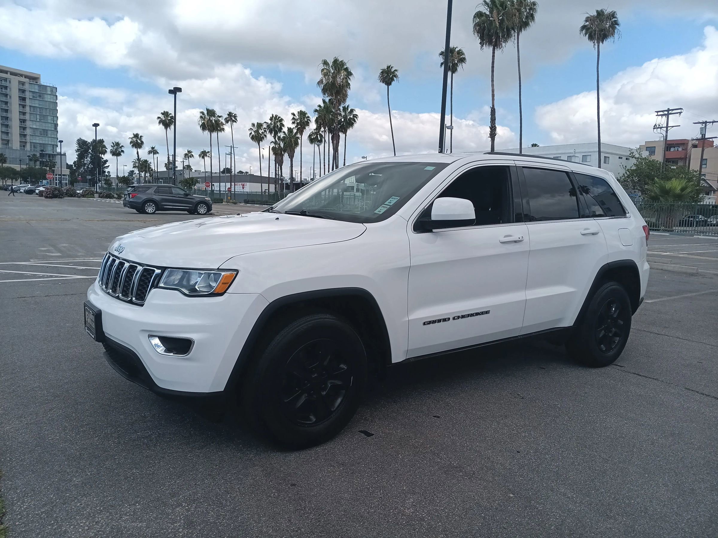 Used 2017 Jeep Grand Cherokee Laredo image 3