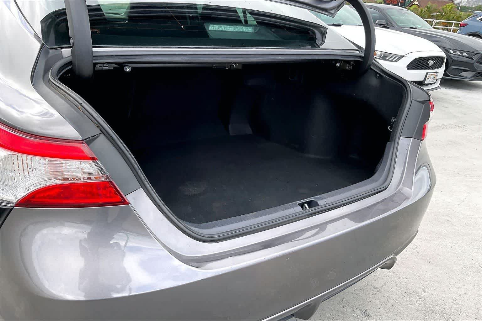 Used 2020 Toyota Camry SE FWD image 18