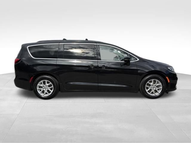 Used 2022 Chrysler Pacifica Touring-L FWD image 2