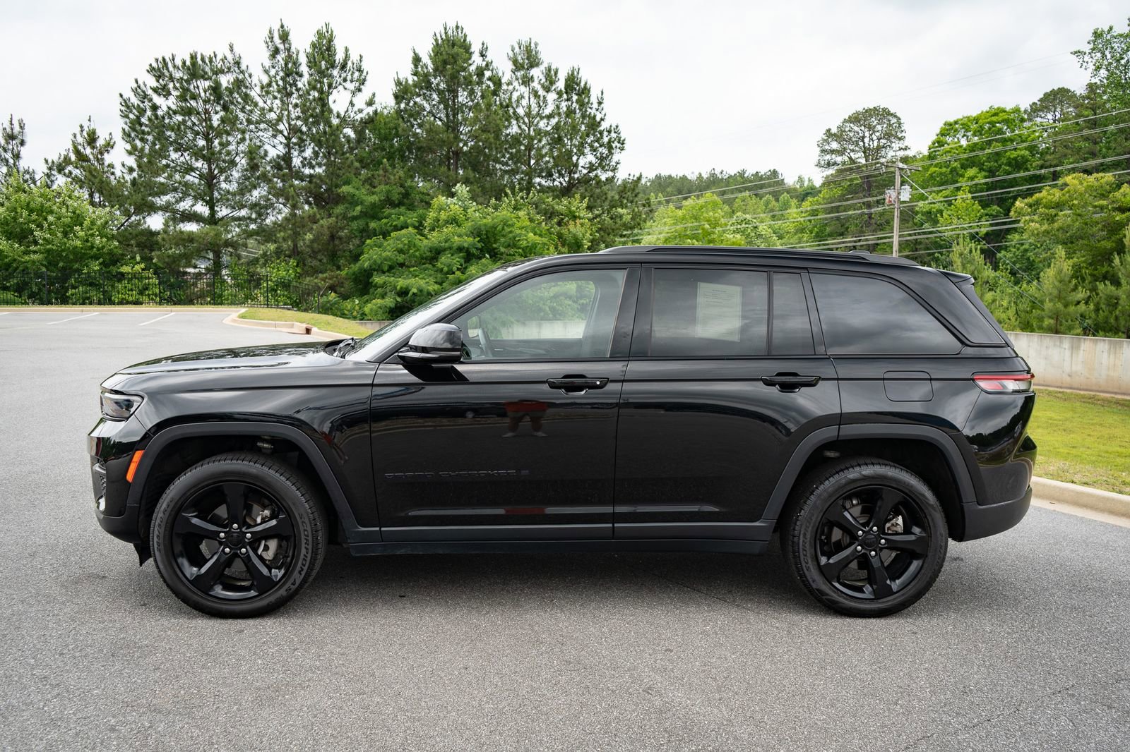 Used 2022 Jeep Grand Cherokee Altitude AWD/4WD image 5