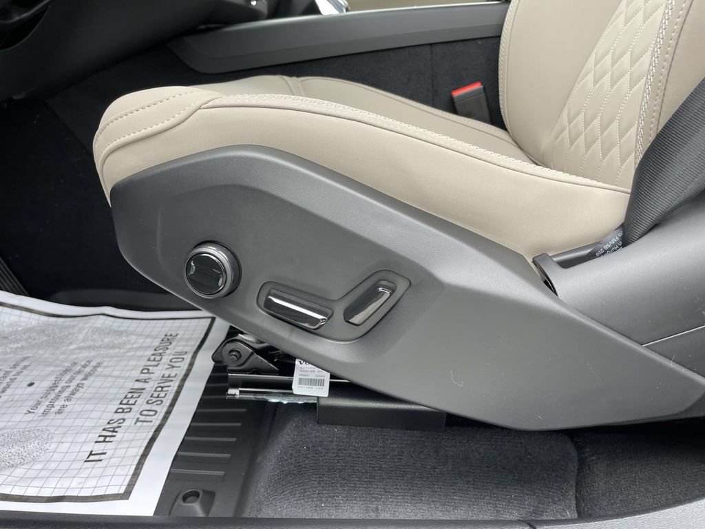 New 2026 Volvo XC60 B5 Plus w/ Protection Package Premier AWD/4WD image 9