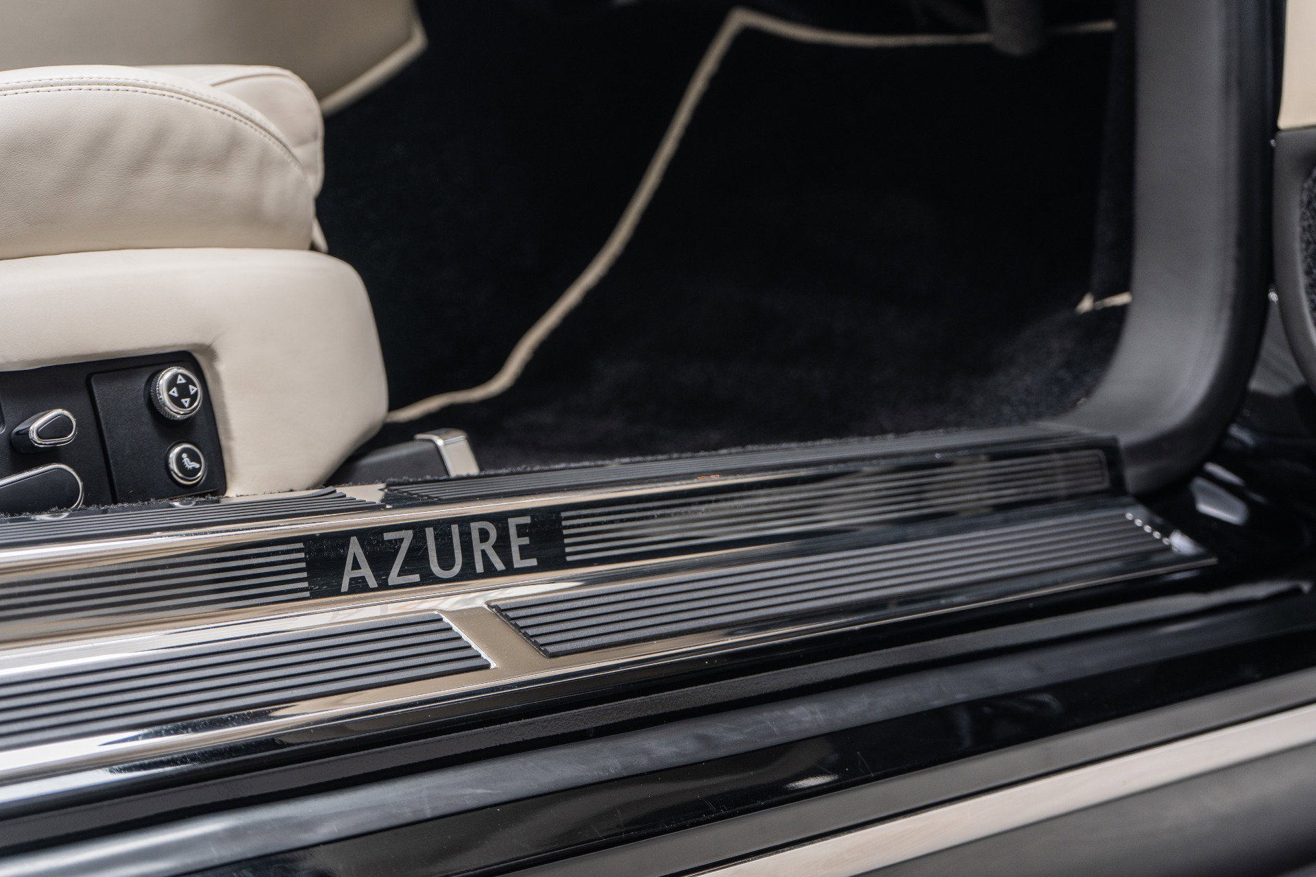 Used 2009 Bentley Azure RWD image 32