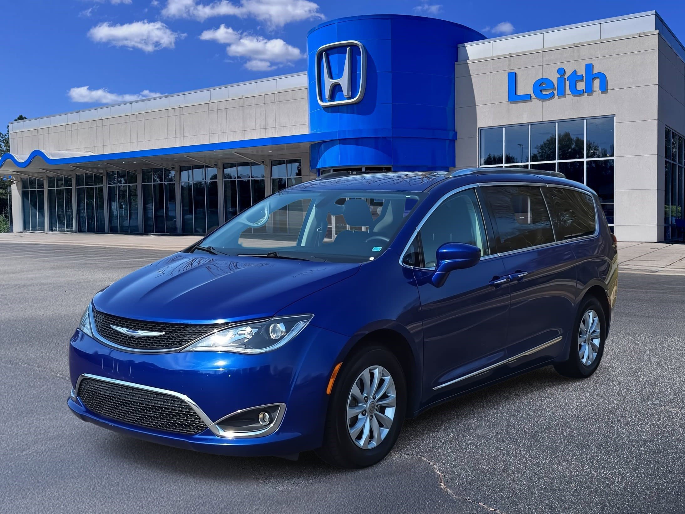Used 2018 Chrysler Pacifica Touring-L image 1