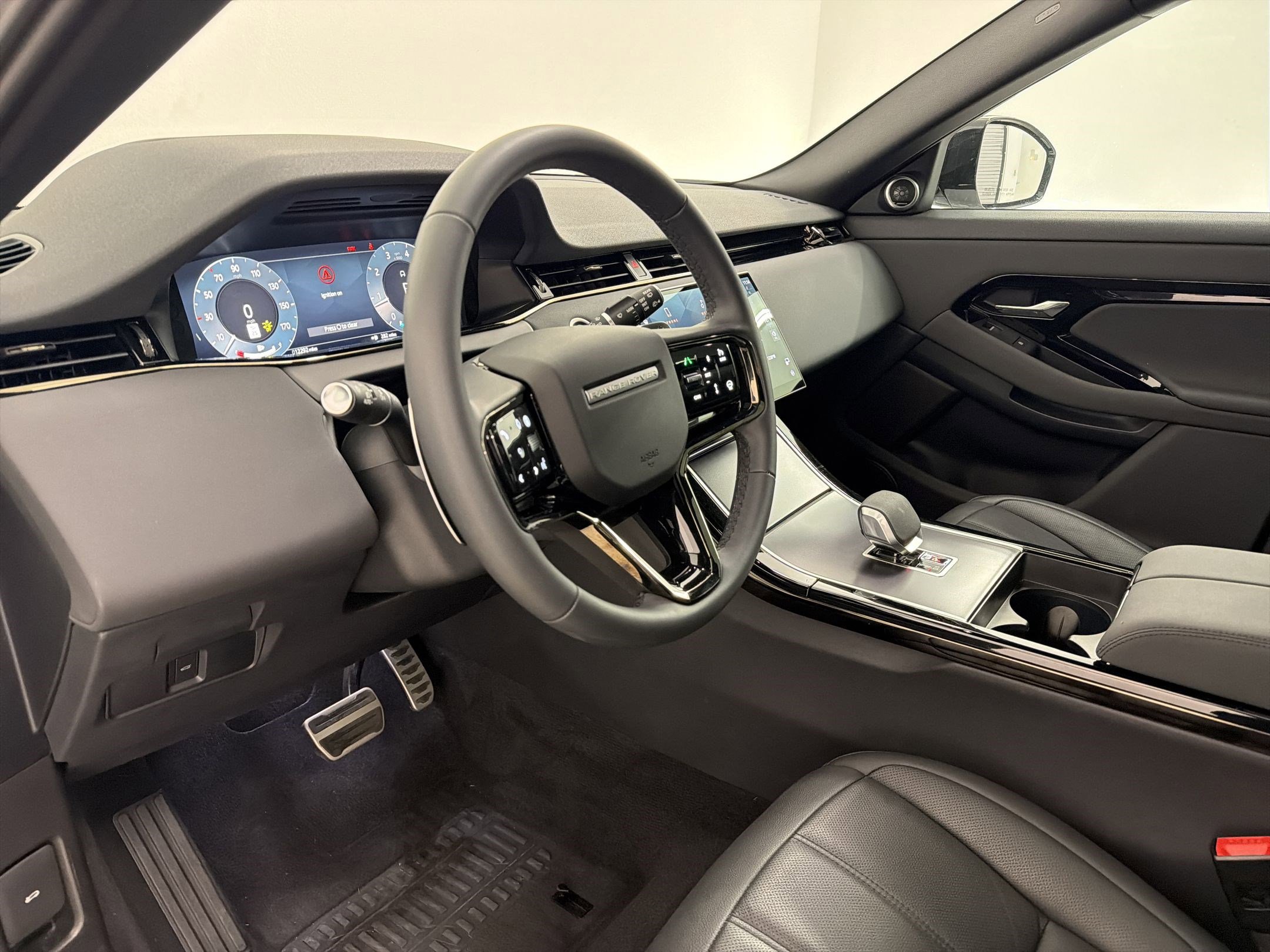 Certified 2026 Land Rover Range Rover Evoque Dynamic SE AWD/4WD image 4