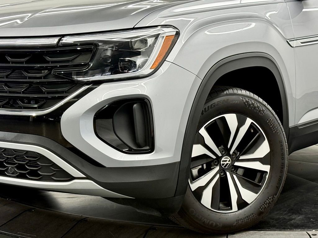 Used 2025 Volkswagen Atlas Cross Sport SE image 4