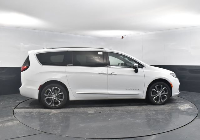 New 2026 Chrysler Pacifica Pinnacle w/ Trailer Tow Group AWD/4WD image 11