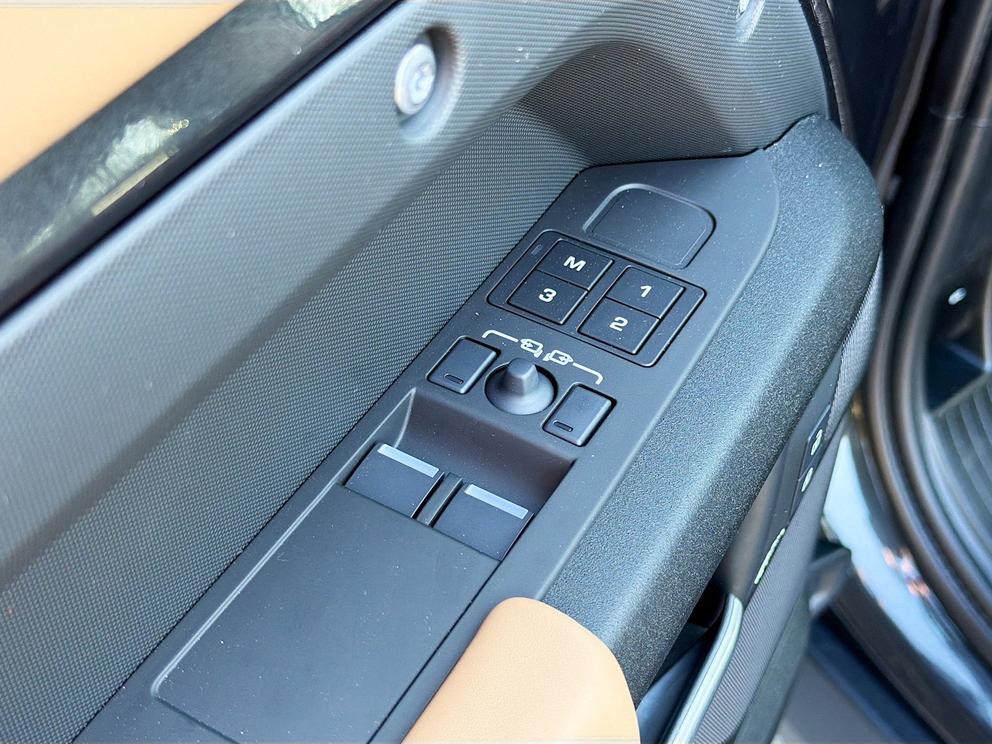 New 2026 Land Rover Defender 90 V8 image 23