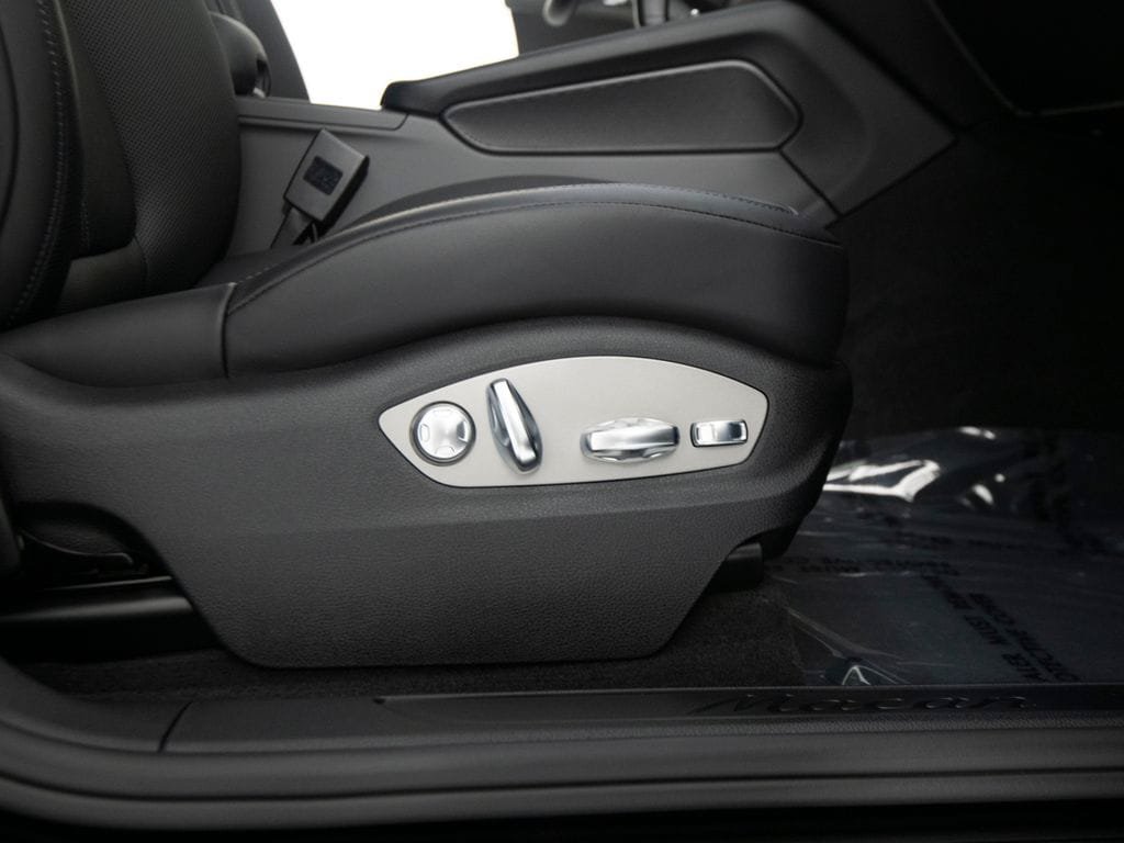 New 2026 Porsche Macan AWD/4WD image 34