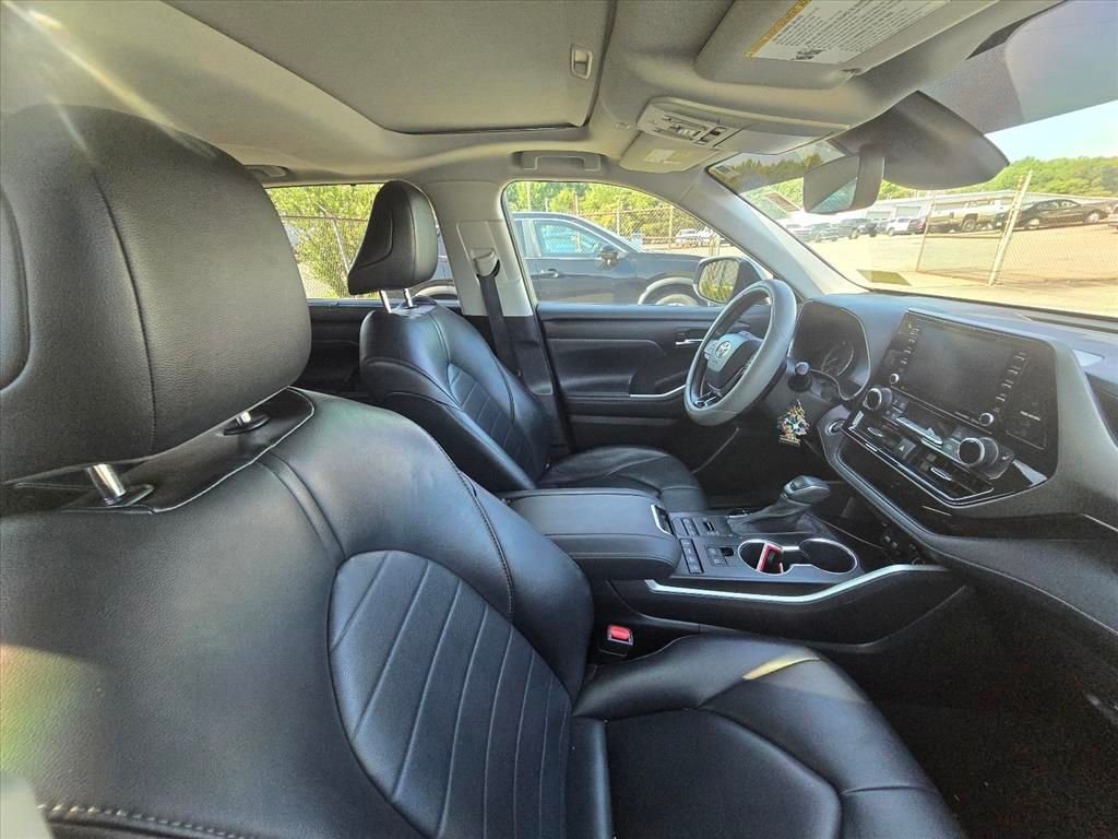 Used 2021 Toyota Highlander XLE AWD/4WD image 9