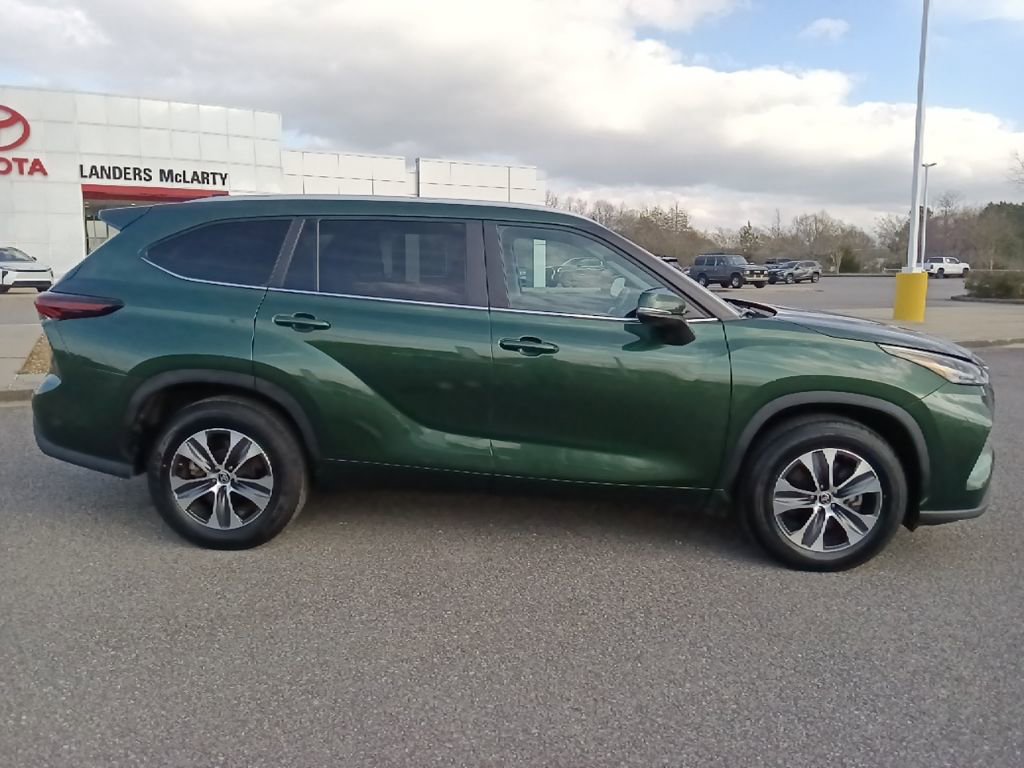 Used 2024 Toyota Highlander XLE image 2