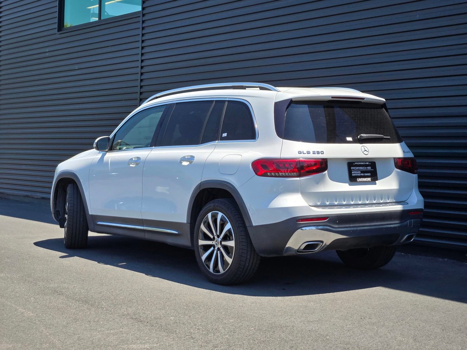 Used 2021 Mercedes-Benz GLB 250 4MATIC w/ Premium Package image 3