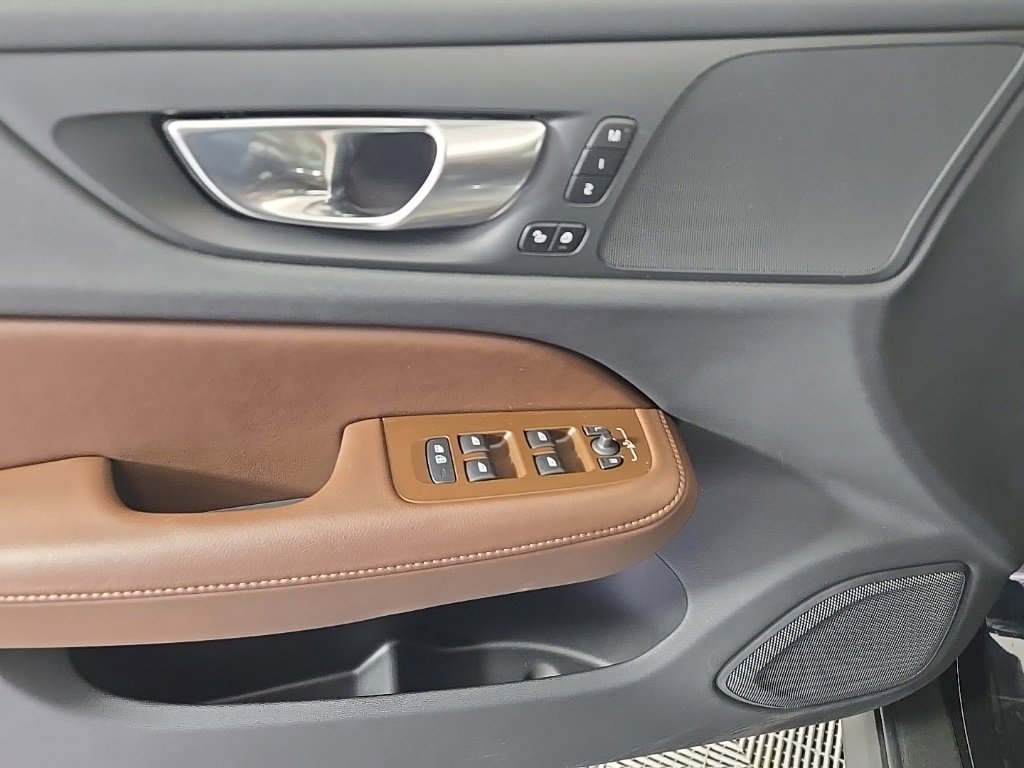 Certified 2025 Volvo V60 B5 Cross Country Plus image 18