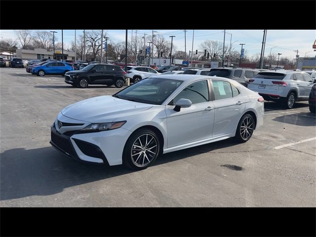 Used 2024 Toyota Camry SE w/ Convenience Package image 4