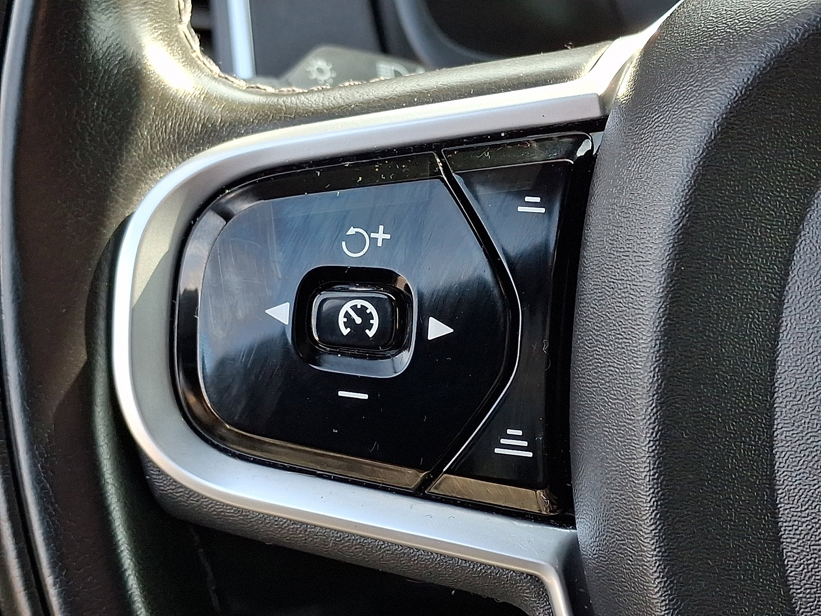 Used 2020 Volvo XC90 T6 Momentum w/ Protection Package Premier image 21