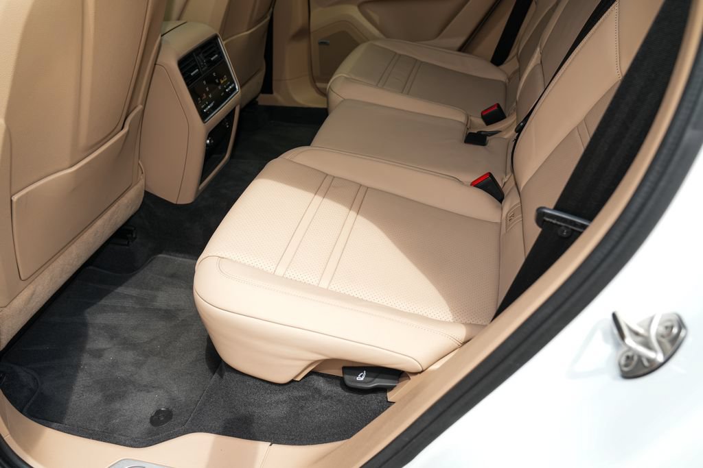 Certified 2022 Porsche Cayenne Coupe AWD/4WD image 32