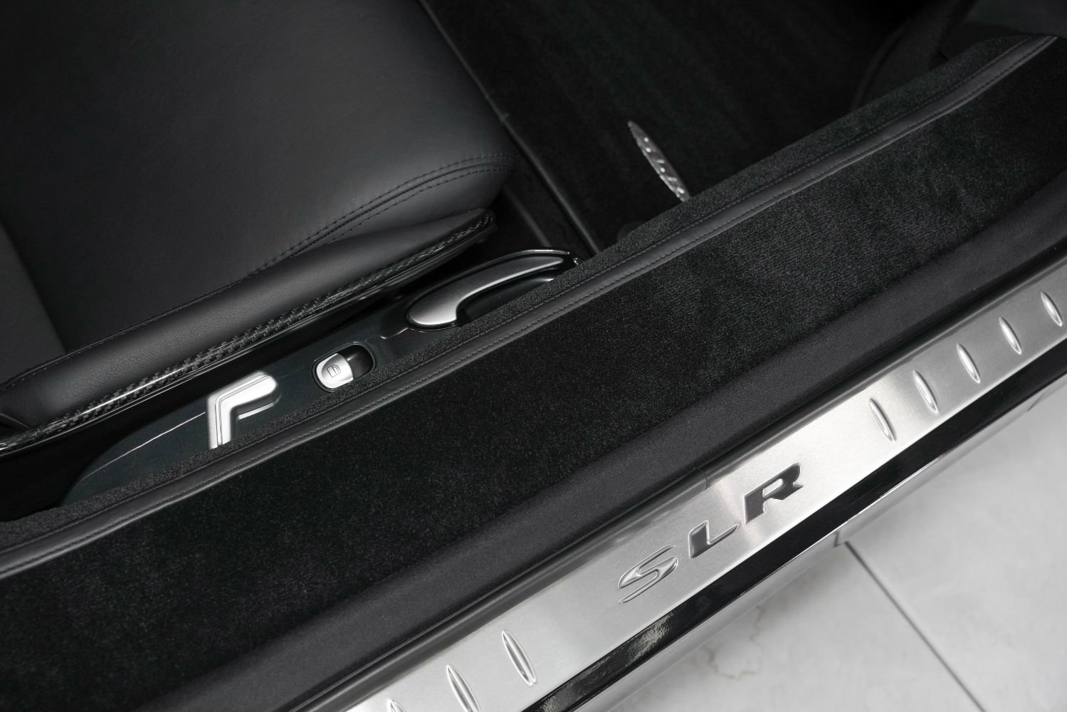 Used 2005 Mercedes-Benz SLR image 37