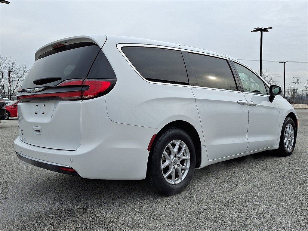 Used 2023 Chrysler Pacifica Touring-L image 9