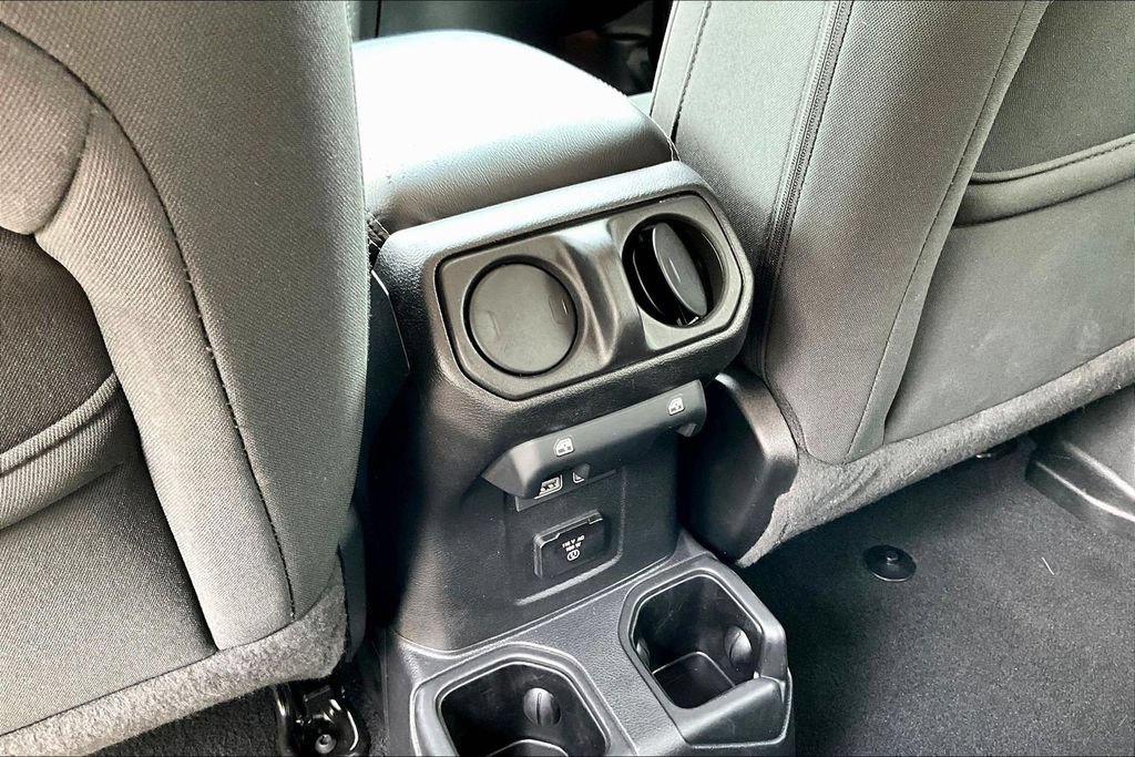 Used 2022 Jeep Wrangler Unlimited Sahara AWD/4WD image 12