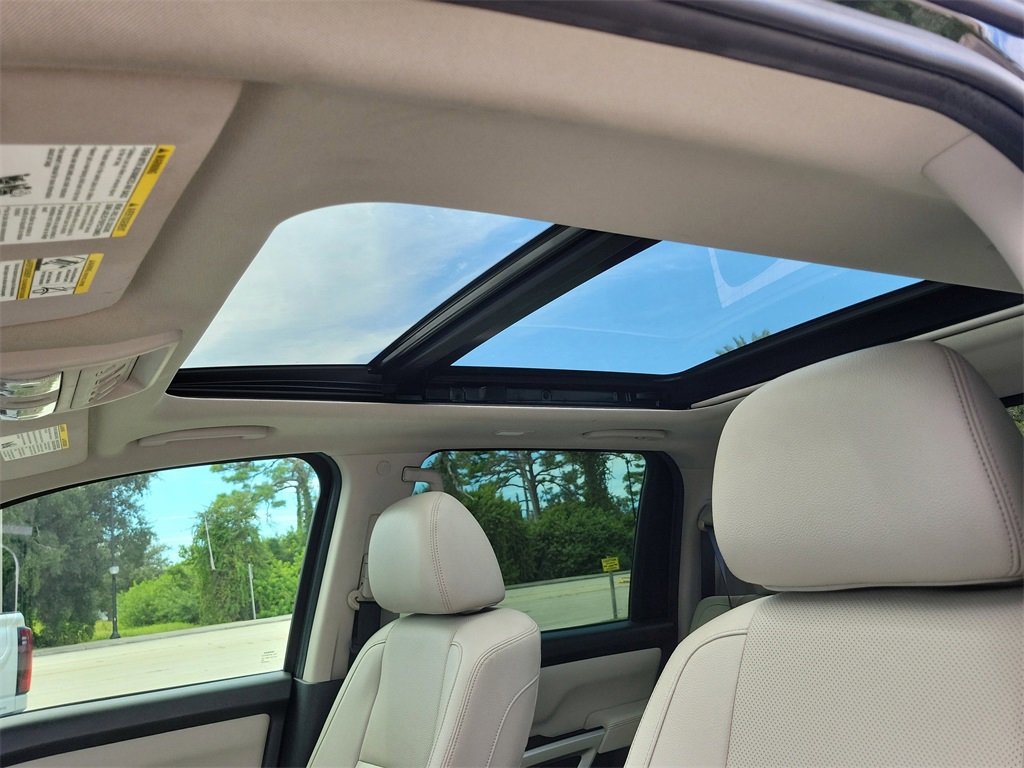 Used 2020 Nissan Titan SL w/ Moonroof Package image 29