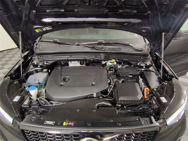 Used 2023 Volvo XC40 B5 Plus image 12