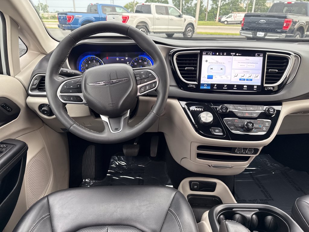 Used 2024 Chrysler Pacifica Touring-L FWD image 9
