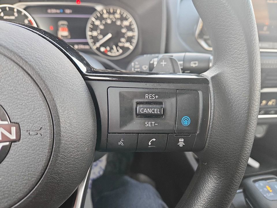 Used 2023 Nissan Rogue SV image 16