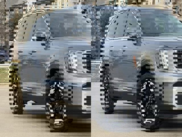 Used 2024 Kia Telluride S w/ S Sunroof Package image 3
