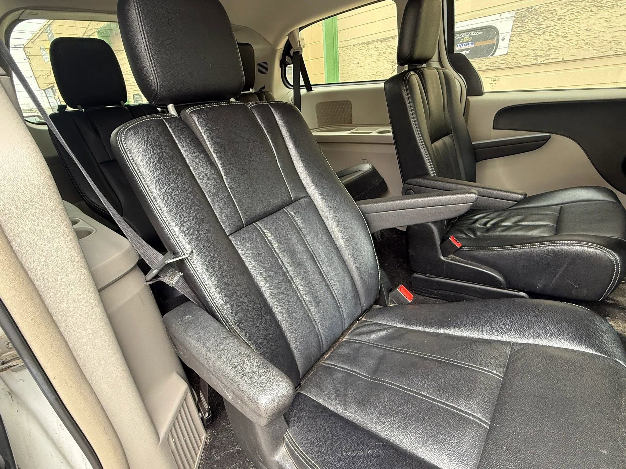 Used 2015 Chrysler Town & Country Touring FWD image 4