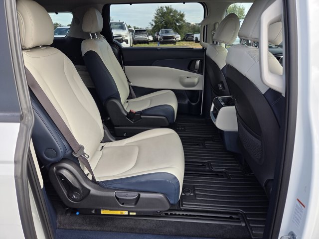 Used 2025 Kia Carnival EX FWD image 16