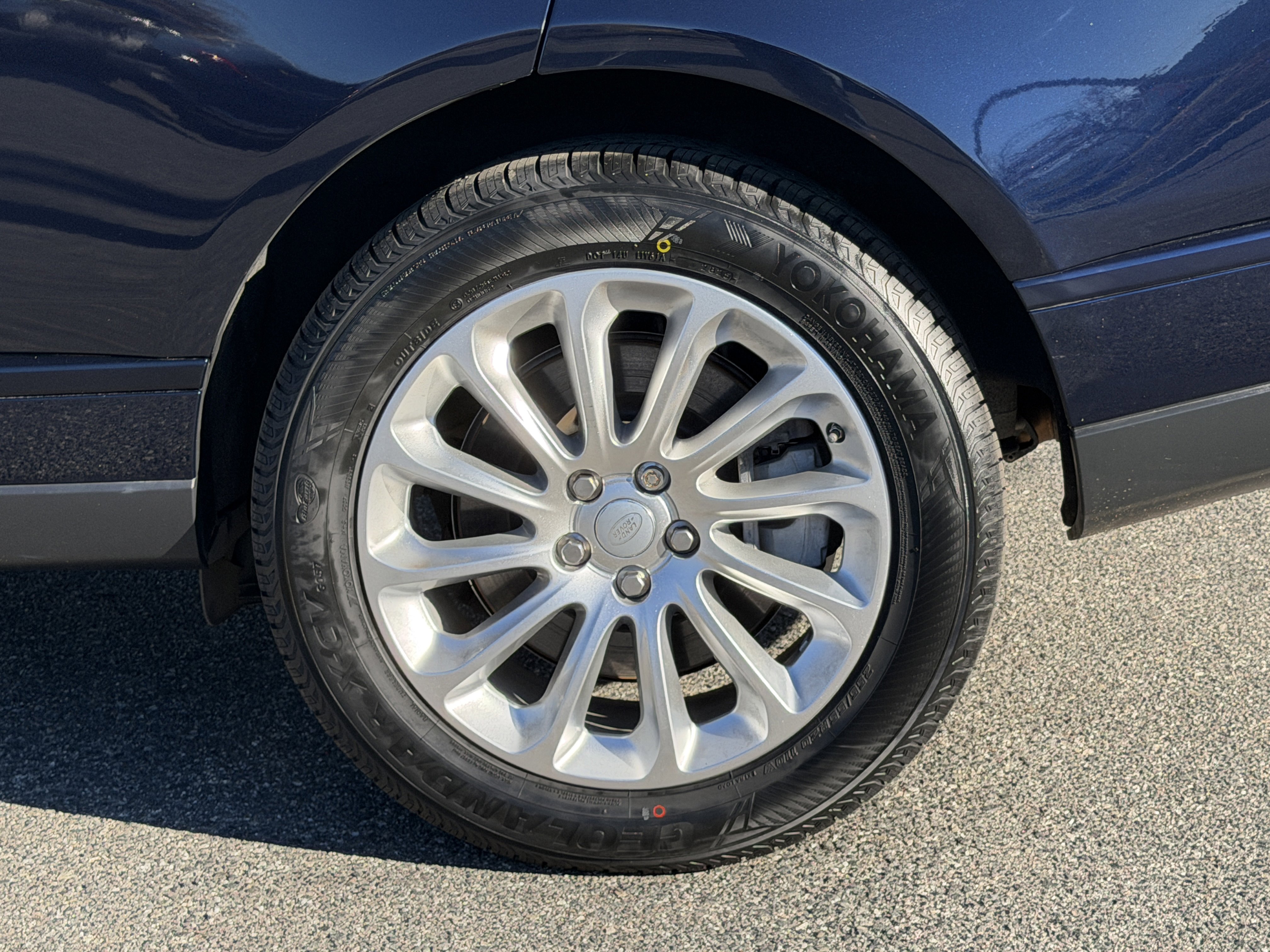 Used 2020 Land Rover Range Rover HSE image 14