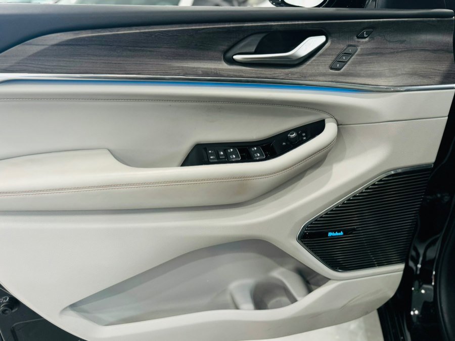 Used 2022 Jeep Grand Cherokee Overland w/ Adv Protech Group III image 12