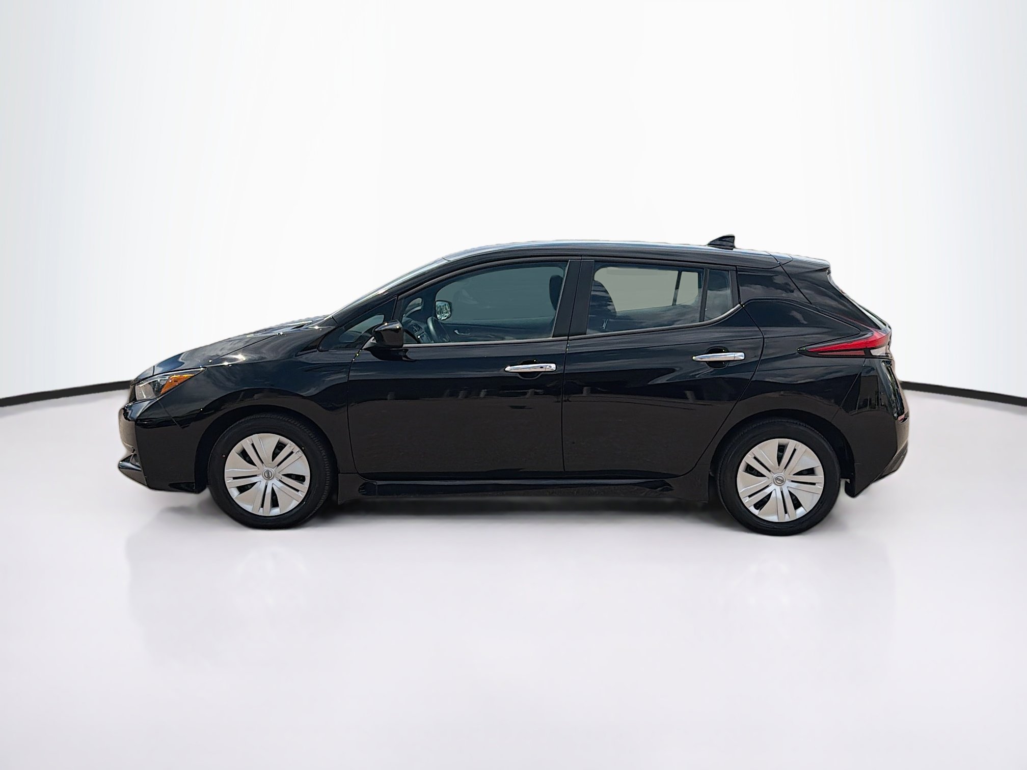 Used 2025 Nissan Leaf S FWD image 4