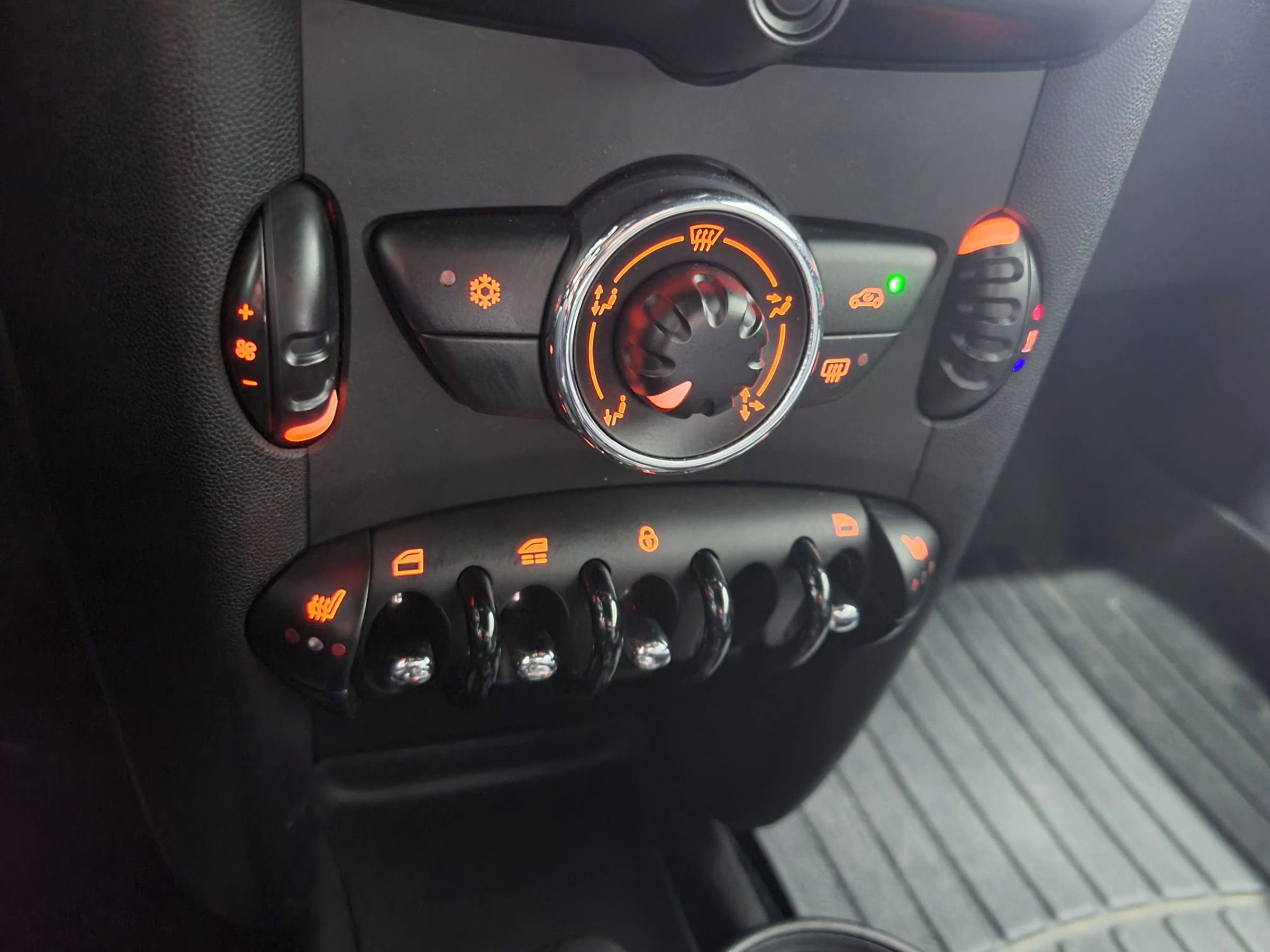 Used 2011 MINI Cooper Convertible image 31